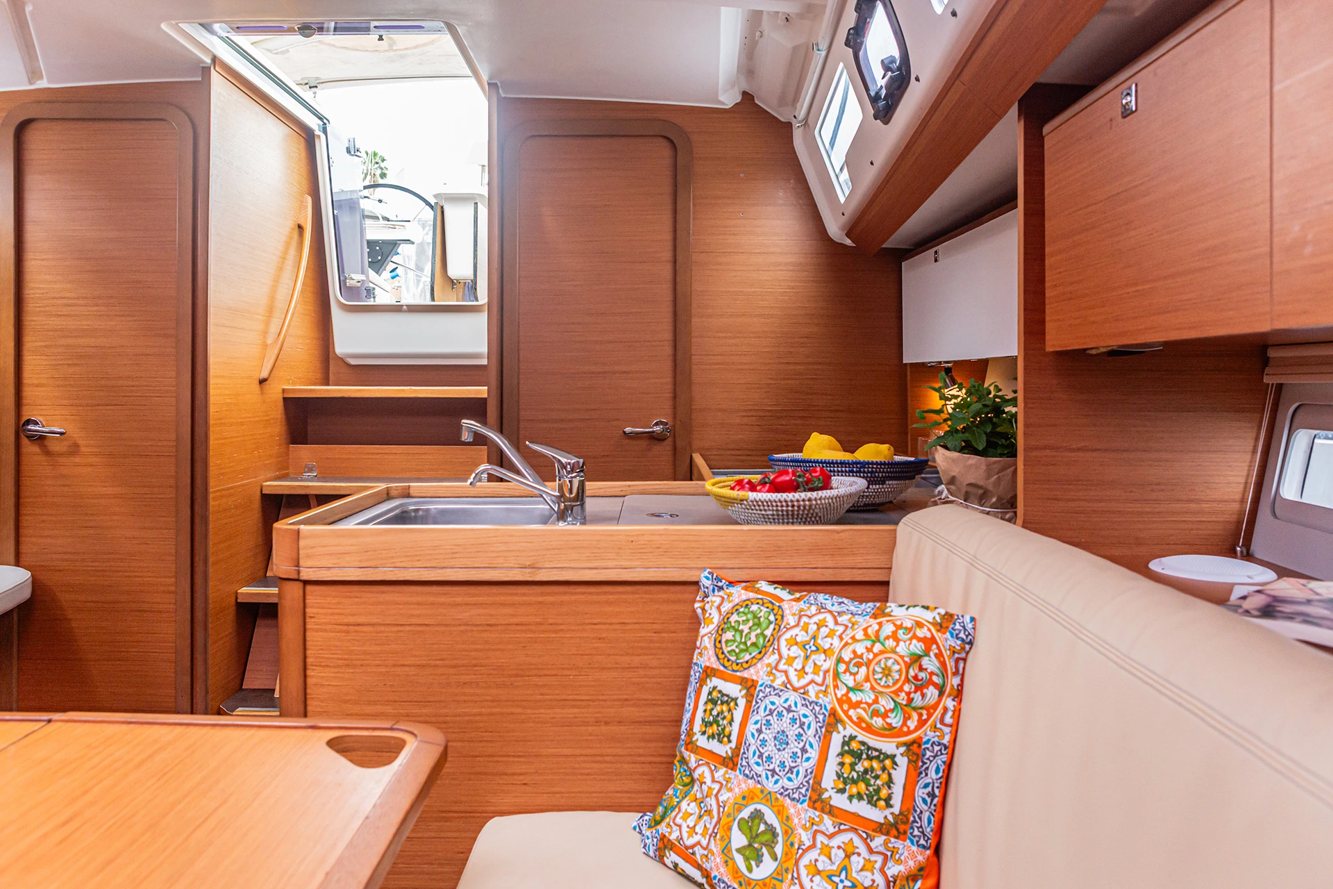 Dufour-360-GL-Smile-Planet-int-02 DUFOUR 360 GL Smile Planet Dufour 360 GL Smile Planet int 02